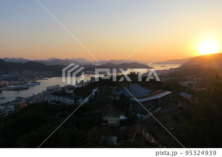 尾道の千光寺山ロープウェイ展望台からの夕陽 95324939