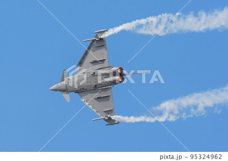 イタリア空軍ユーロファイターEF-2000旋回 95324962