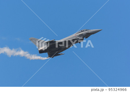 イタリア空軍ユーロファイターEF-2000低速飛行 95324966