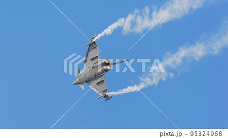 イタリア空軍ユーロファイターEF-2000旋回 95324968