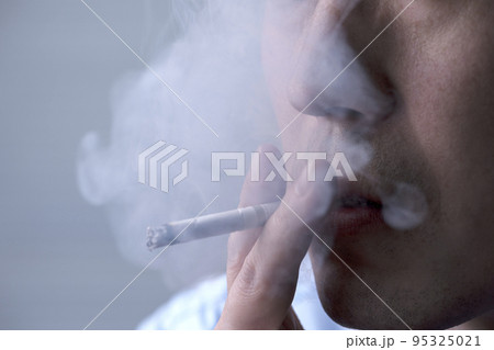 タバコを吸う男性の口元 タバコを吸う男性の口元 95325021