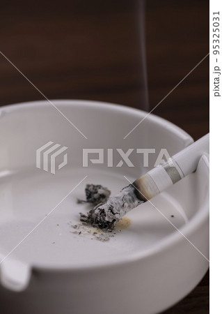 灰皿に残ったタバコの消し忘れ 95325031
