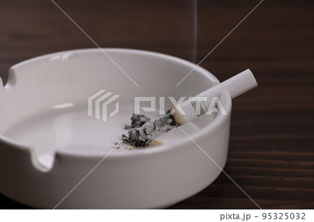 灰皿に残ったタバコの消し忘れ 95325032