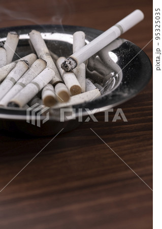 灰皿に残ったタバコの消し忘れ 灰皿に残ったタバコの消し忘れ 95325035