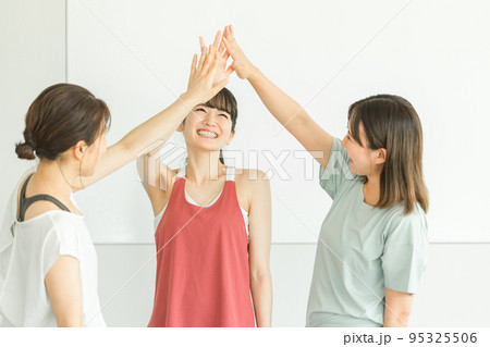 スポーツジムでハイタッチするスポーツウェアのアジア人の女性達 スポーツジムでハイタッチするスポーツウェアのアジア人の女性達 95325506