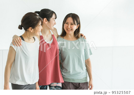 スポーツジムで肩を組むスポーツウェアのアジア人の女性達 95325507