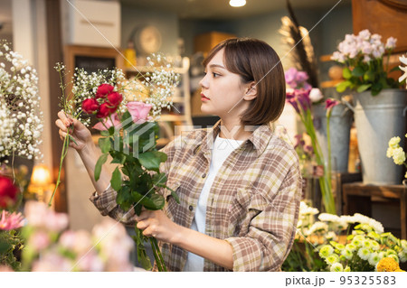 花屋で働く若い女性 95325583