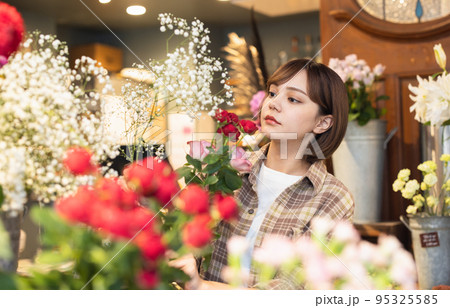 花屋で働く若い女性 95325585