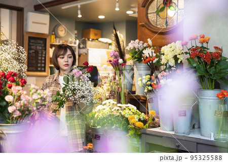 花屋で働く若い女性 95325588