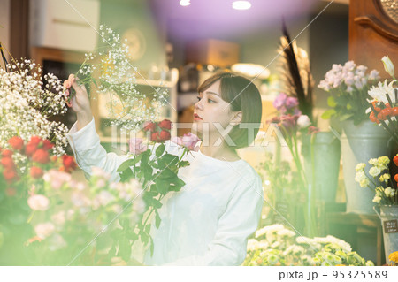 花屋で働く若い女性 花屋で働く若い女性 95325589