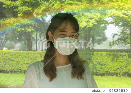 マスクで微笑む女性　woman 95325650