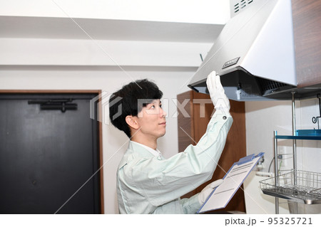 換気扇(レンジフード)の点検をする作業員 換気扇(レンジフード)の点検をする作業員 95325721