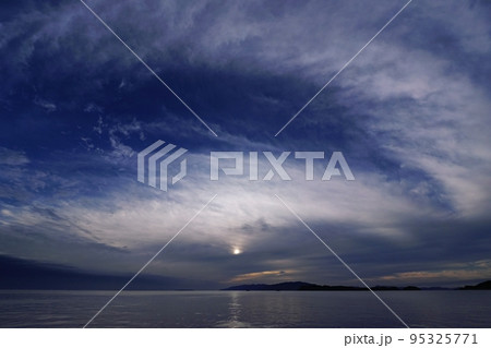 絹雲が現れた爽やかな秋の海岸夕景・超広角・空主体・221006pm 95325771