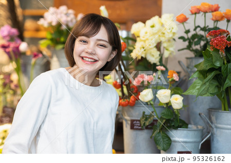 花屋で働く若い女性 95326162
