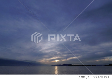 巻雲に覆われた秋の海岸夕景・超広角・空主体・221006pm 95326193
