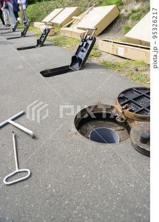 マンホールトイレを設置する様子（注水口と便器） 95326217