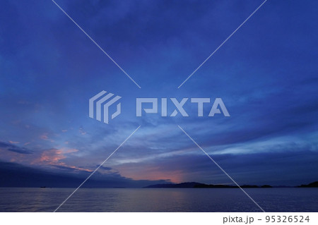 日没後に雲が残照した秋の海岸夕景・超広角・空主体・221006pm 95326524