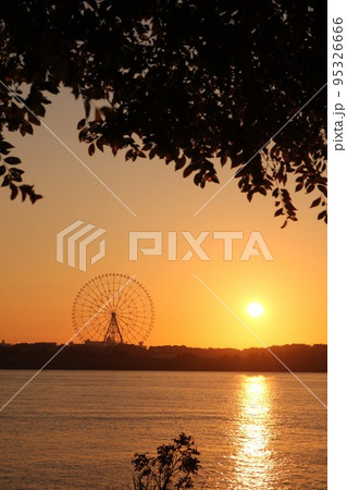 葛西臨海公園の観覧車と朝日と船と鳥 葛西臨海公園の観覧車と朝日と船と鳥 95326666