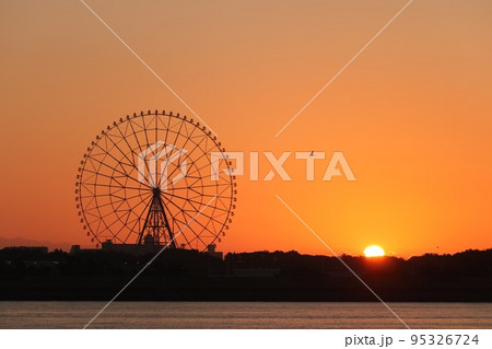 葛西臨海公園の観覧車と朝日と船と鳥 葛西臨海公園の観覧車と朝日と船と鳥 95326724