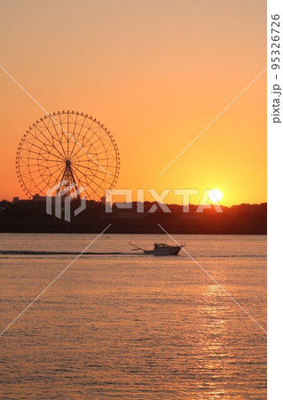 葛西臨海公園の観覧車と朝日と船と鳥 葛西臨海公園の観覧車と朝日と船と鳥 95326726