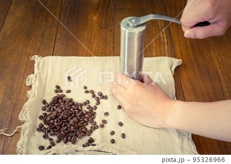 コーヒーミルとコーヒー豆 95326966