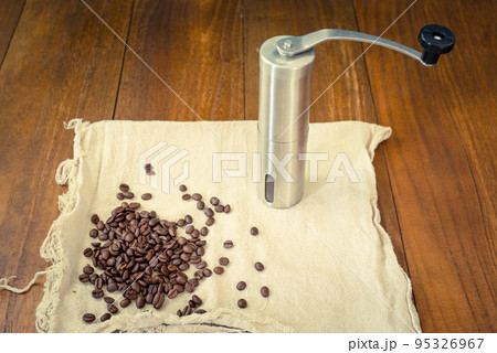 コーヒーミルとコーヒー豆 コーヒーミルとコーヒー豆 95326967