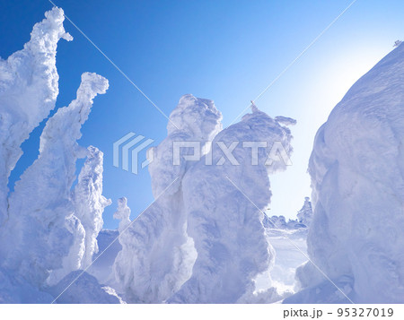 太陽を背にした樹氷 (山形県、蔵王温泉スキー場) 太陽を背にした樹氷 (山形県、蔵王温泉スキー場) 95327019