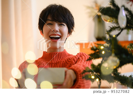 クリスマスプレゼントを渡す女子　アップ	 95327082