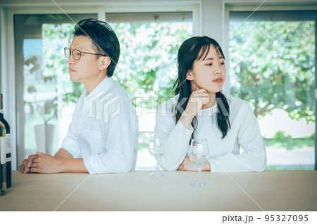 ケンカする男女 couple fight ケンカする男女 couple fight 95327095