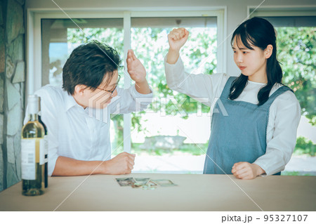 ケンカする男女　couple fight 95327107