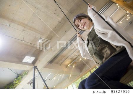 室内ブランコに座る若い女性　　家キャン おうちキャンプ　キャンプイメージ 95327916