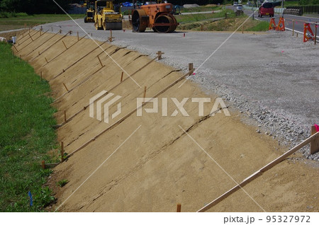 道路のり面工事　のり面の保護工事 95327972
