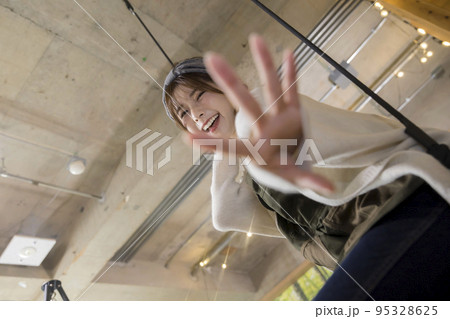 室内ブランコに座る若い女性 家キャン おうちキャンプ キャンプイメージ 室内ブランコに座る若い女性 家キャン おうちキャンプ キャンプイメージ 95328625