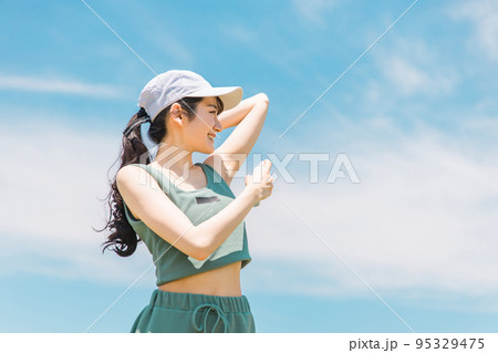 運動前に制汗スプレーをする日本人女性 95329475