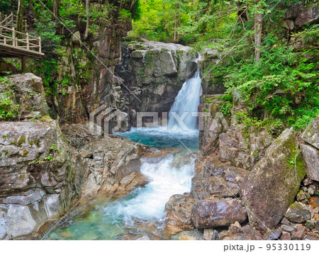 竜神の滝の自然風景（岐阜県の観光地・渓谷の清流・渓流） 95330119