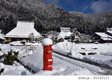 雪景色　かやぶきの里　美山 95330121