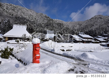 雪景色　かやぶきの里　美山 95330122