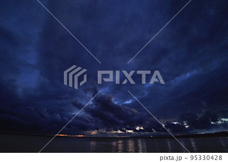 暗雲の雲間に夕空が現れた港湾の夕暮れ・秋・超広角・空主体・221007pm 95330428