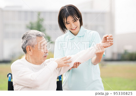 リハビリをする介護士とシニア リハビリをする介護士とシニア 95330825