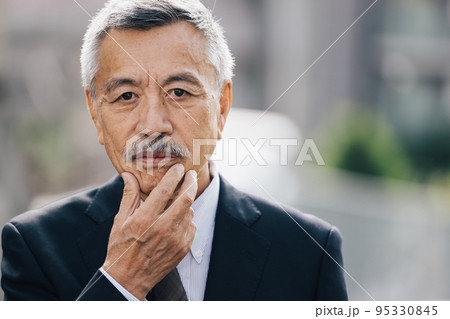 スーツのシニア男性・働くシニア スーツのシニア男性・働くシニア 95330845