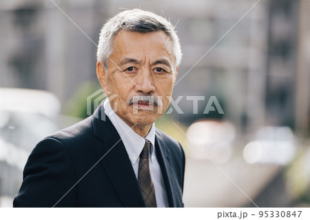 スーツのシニア男性・働くシニア スーツのシニア男性・働くシニア 95330847
