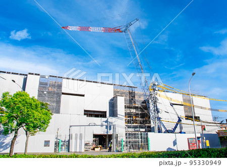 広島市内のビル工事現場風景です。完璧な各種の安全対策をした工事風景です。広島県 広島市内のビル工事現場風景です。完璧な各種の安全対策をした工事風景です。広島県 95330949