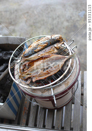 縁側で七輪で炭火焼きする鯵の開きは美味しい秋冬の味覚。 縁側で七輪で炭火焼きする鯵の開きは美味しい秋冬の味覚。 95331115