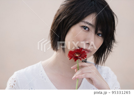 白いワンピースの女性・ナチュラルビューティイメージ　 95331265