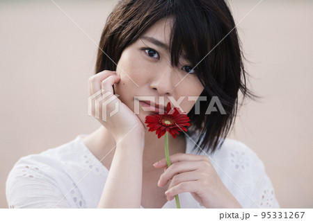 白いワンピースの女性・ナチュラルビューティイメージ　 95331267