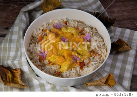 Recipe for chicken curry and papaya sauce with vermicelli rice Recipe for chicken curry and papaya sauce with vermicelli rice 95331587