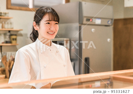 居酒屋・飲食店の厨房で働く調理師のアジア人女性 居酒屋・飲食店の厨房で働く調理師のアジア人女性 95331627