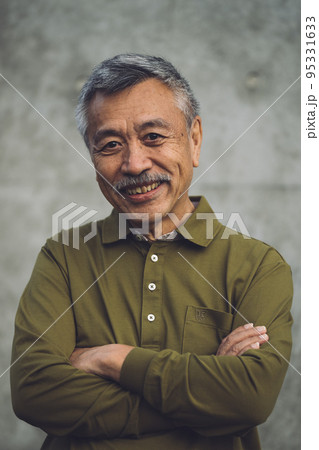 白髪の70代男性 白髪の70代男性 95331633