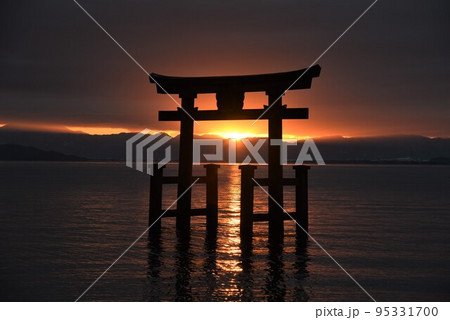 白鬚神社　琵琶湖に浮かぶ大鳥居からの日の出 95331700