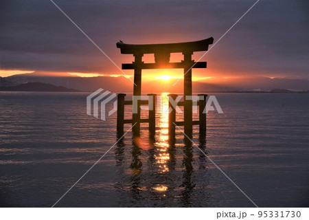 白鬚神社 琵琶湖に浮かぶ大鳥居からの日の出 白鬚神社 琵琶湖に浮かぶ大鳥居からの日の出 95331730